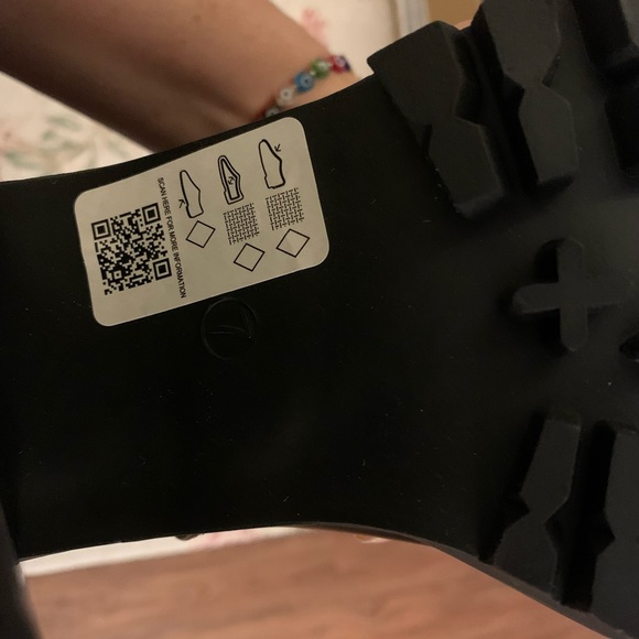 ASOS DESIGN Wide Fit Expect high heeled chunky chelsea boots in black - Picture 13 of 16